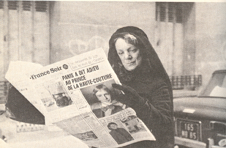 Mujer leyendo un diario. Julio Cortázar. 