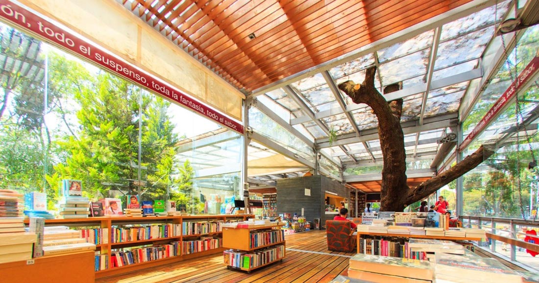 Librería junto a un lago. Librerías Ciudad de México. 
