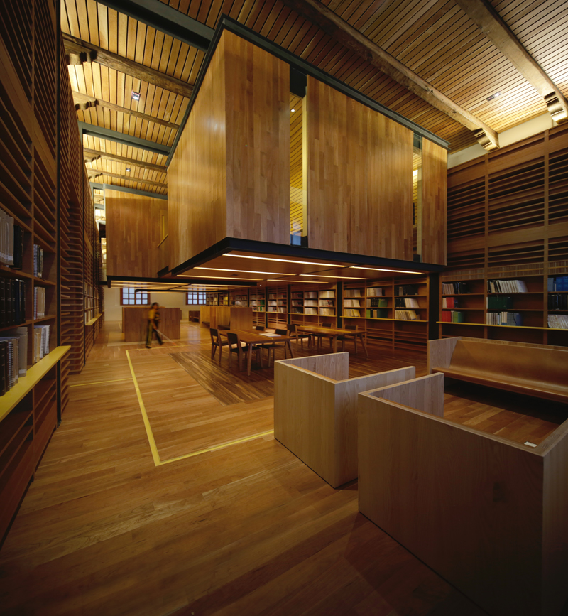Biblioteca de madera para invidentes. Diseño en México.