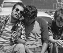 Jóvenes sentados en un automóvil. Cine mexicano.
