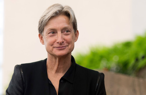 La feminista Judith Butler en un jardín