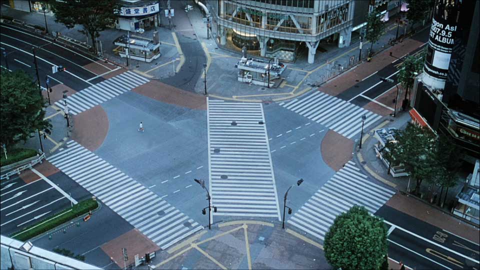 Cruce de una calle en Japón. Películas con paisajes arquitectónicos.