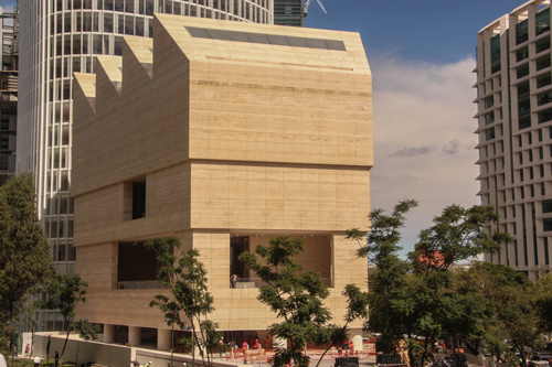 Museo de arte contemporáneo en una ciudad. Lugares de Ciudad de México