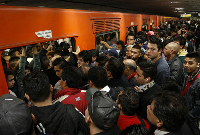 Hora pico en el metro. Contaminación en la Ciudad de México. 