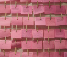 Notas en papel color rosa. Mujeres en el arte.