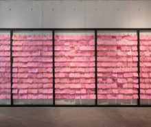 Cartas en papel rosa colgadas en un tendedero. Mujeres en el arte.
