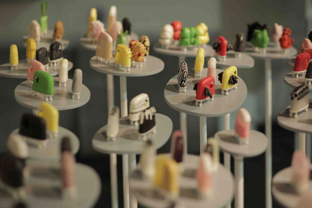 Esculturas miniatura de distintos colores. Diseño para el futuro. 