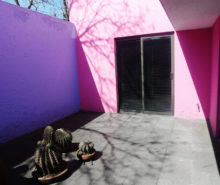 Patio de casa moderna. Luis Barragán obras.