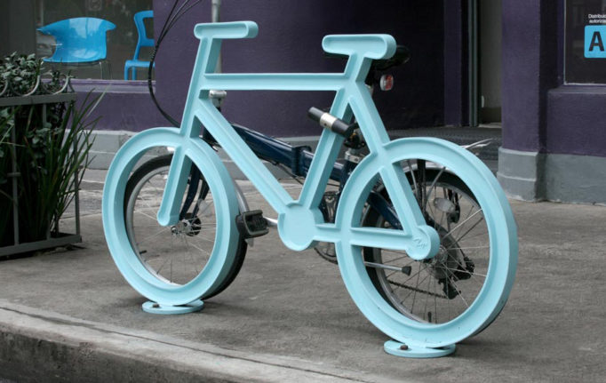 Señal de bicicleta en metal. Diseño urbano. 