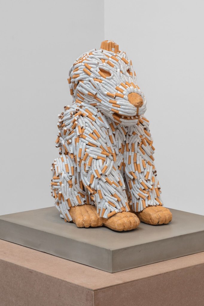 Escultura de animal recubierta en cigarros. Sarah Lucas en kurimanzutto. 