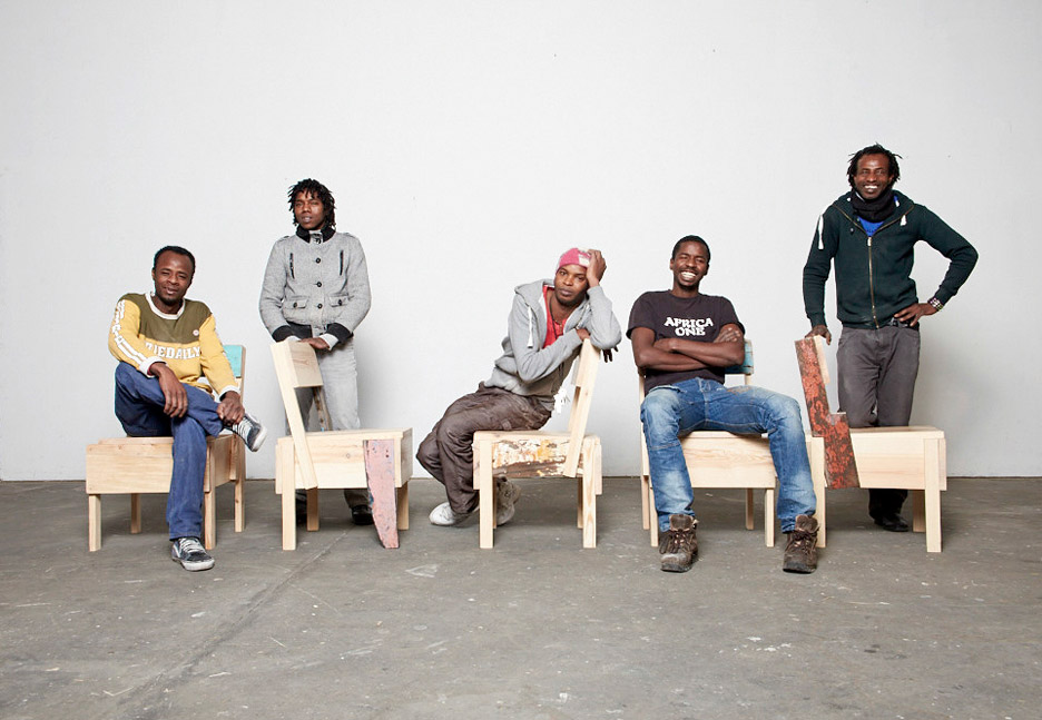 Personas sentadas sobre sillas. Proyectos sobre migración. 