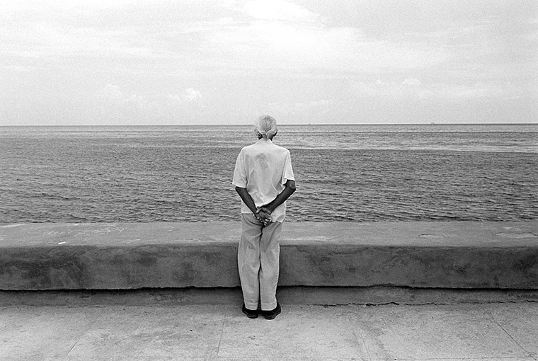 Hombre mayor contemplando el mar. Peter Kayafas. 