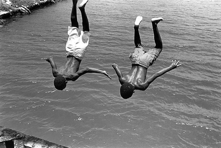 Dos adolescentes entrando al agua. Peter Kayafas. 