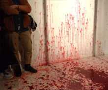 Suelo con gotas de sangre. El mal en el arte.