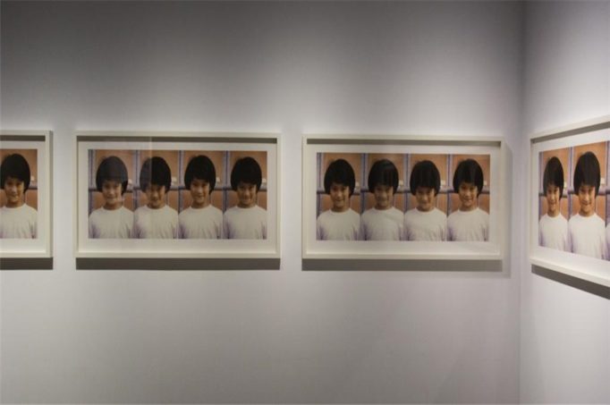 Bienal de Shanghái presenta fotografías de una niña.