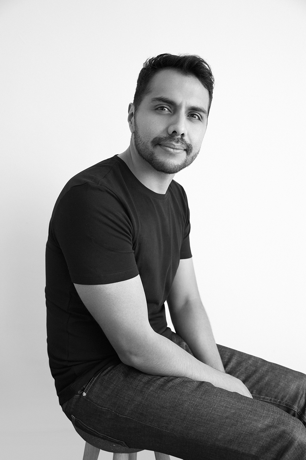 Fotografía en blanco y negro de hombre sentado. Clásicos del diseño en México 