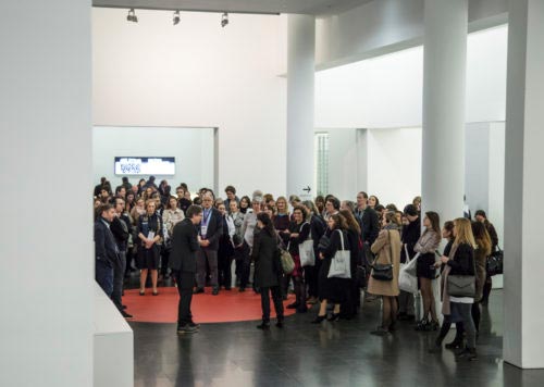 Público en la galería de un museo. Barcelona Symposium 2019.