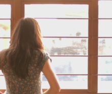 Mujer mirando a una ventana. Cine mexicano 2019.