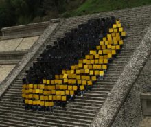 Hojas amarillas y negras sobre una pirámide prehispánica. Exposiciones internacionales más esperadas.