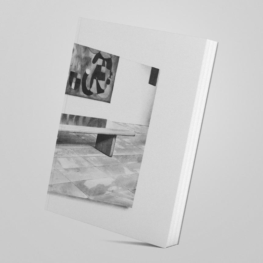 Libro con fotografía a blanco y negro de museo en la portada. Libros para el mes de febrero. 
