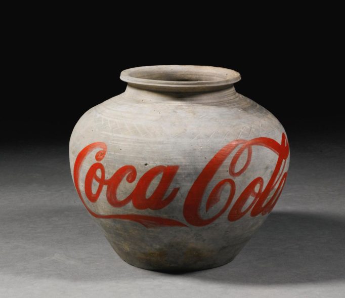 Jarra china con el logo de Coca-Cola. Ai Weiwei obras.