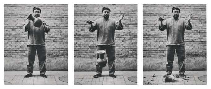 Artistas soltando una jarra de cerámica. Ai Weiwei obras.