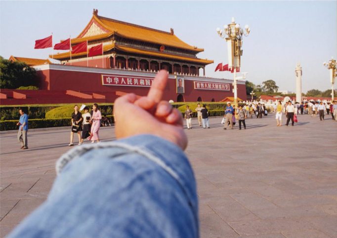 Dedo medio frente a un palacio chino. Ai Weiwei obras.