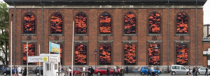 Edificio con salvavidas en las ventanas. Ai Weiwei obras.