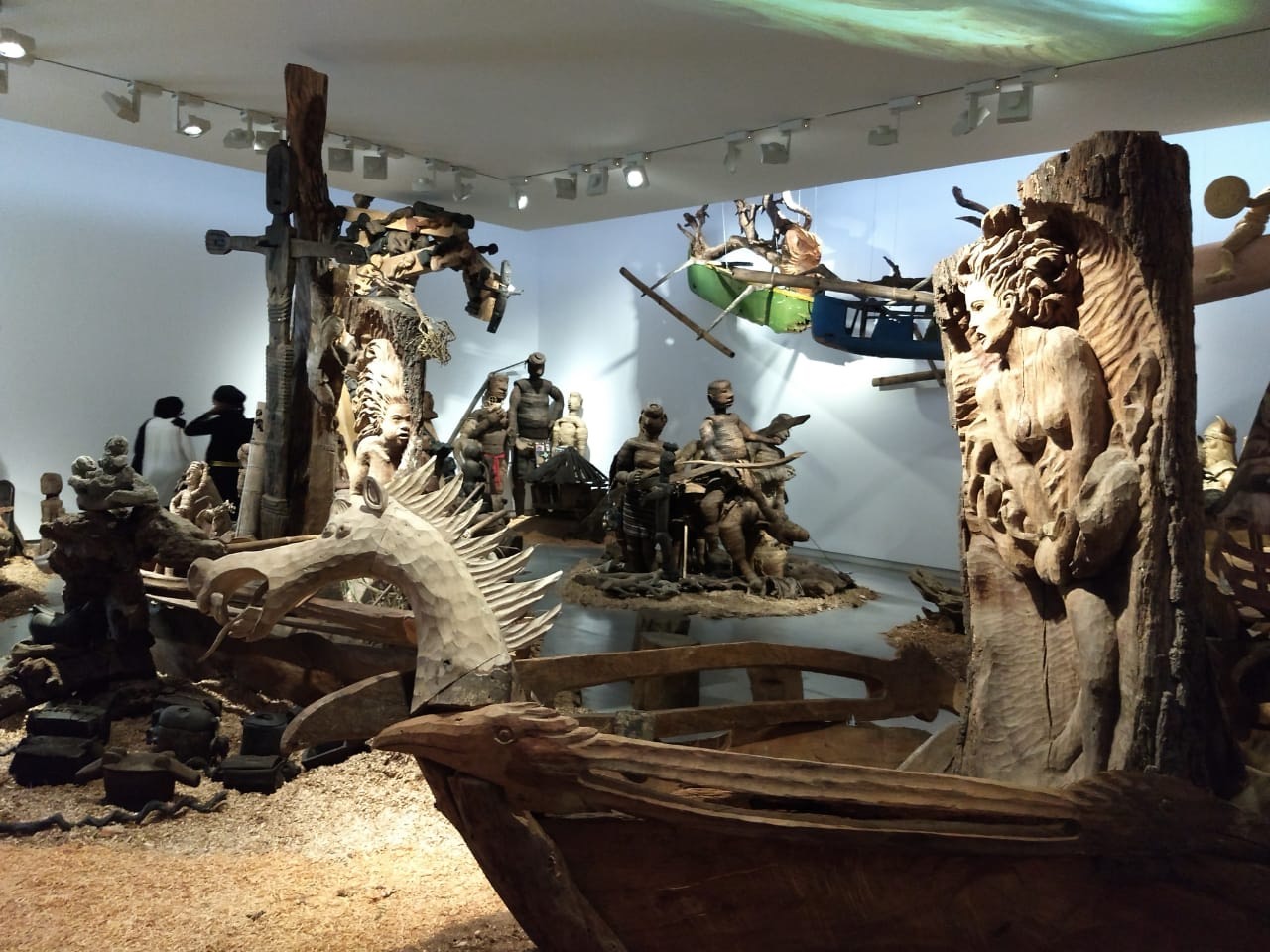 Esculturas de madera en una galería de arte. Bienal de Sharjah.