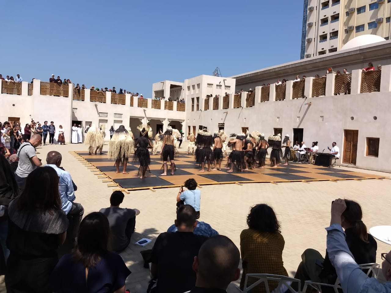Danzantes en una plaza pública. Bienal de Sharjah.