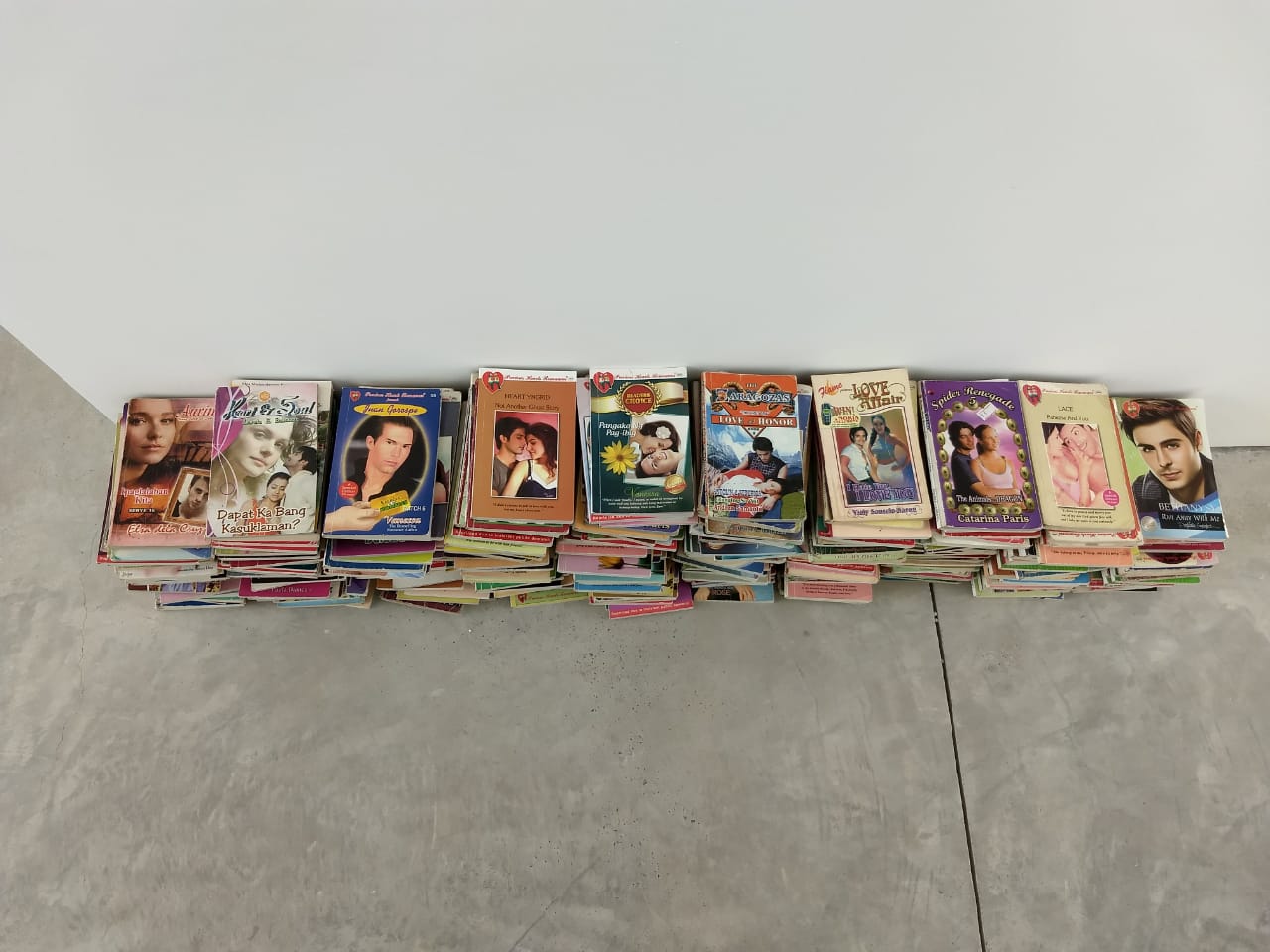 Libros apilados en una galería de arte. Bienal de Sharjah.