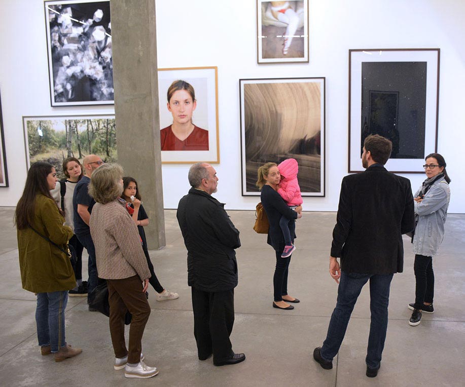 Personas en una galería de arte contemporáneo.Gallery Weekend CDMX 2019.
