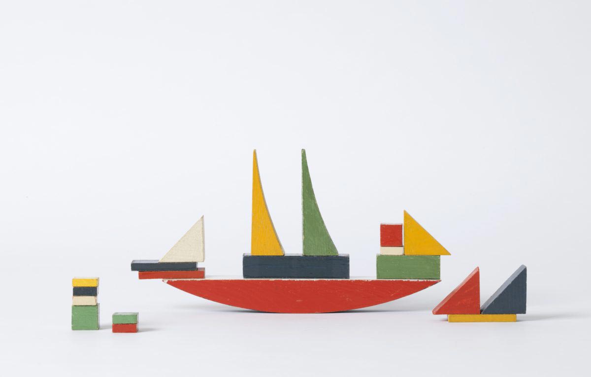 Juguete de madera en forma de barco. 100 años de la Bauhaus.