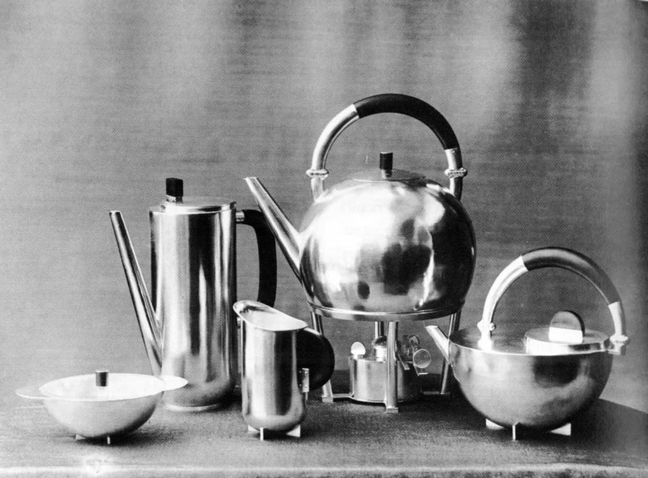 Juego de té de metal. 100 años de la Bauhaus.