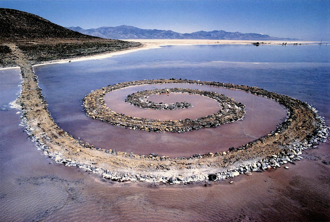 Espiral de piedras en un lago. Land Art.