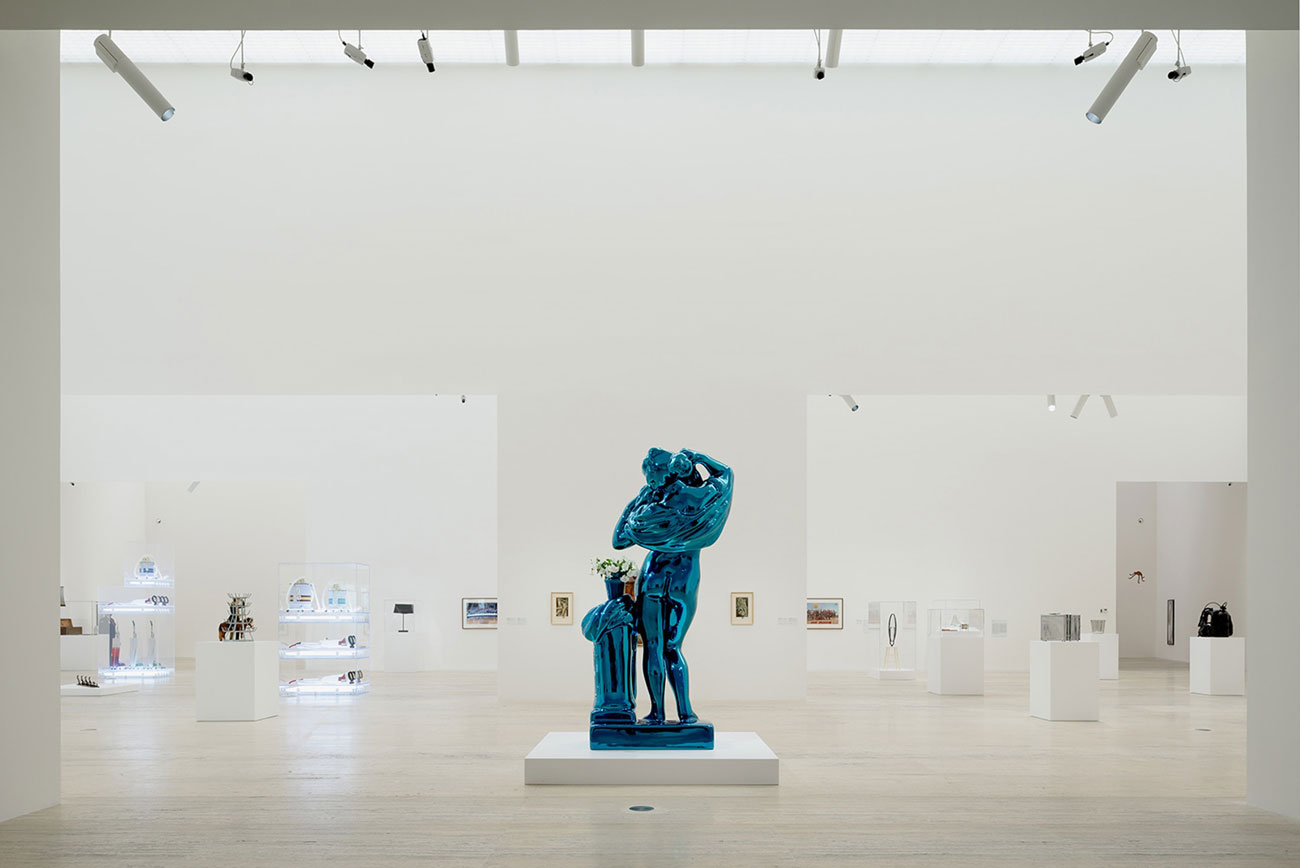 Esculturas modernas en museo. Massimiliano Gioni.