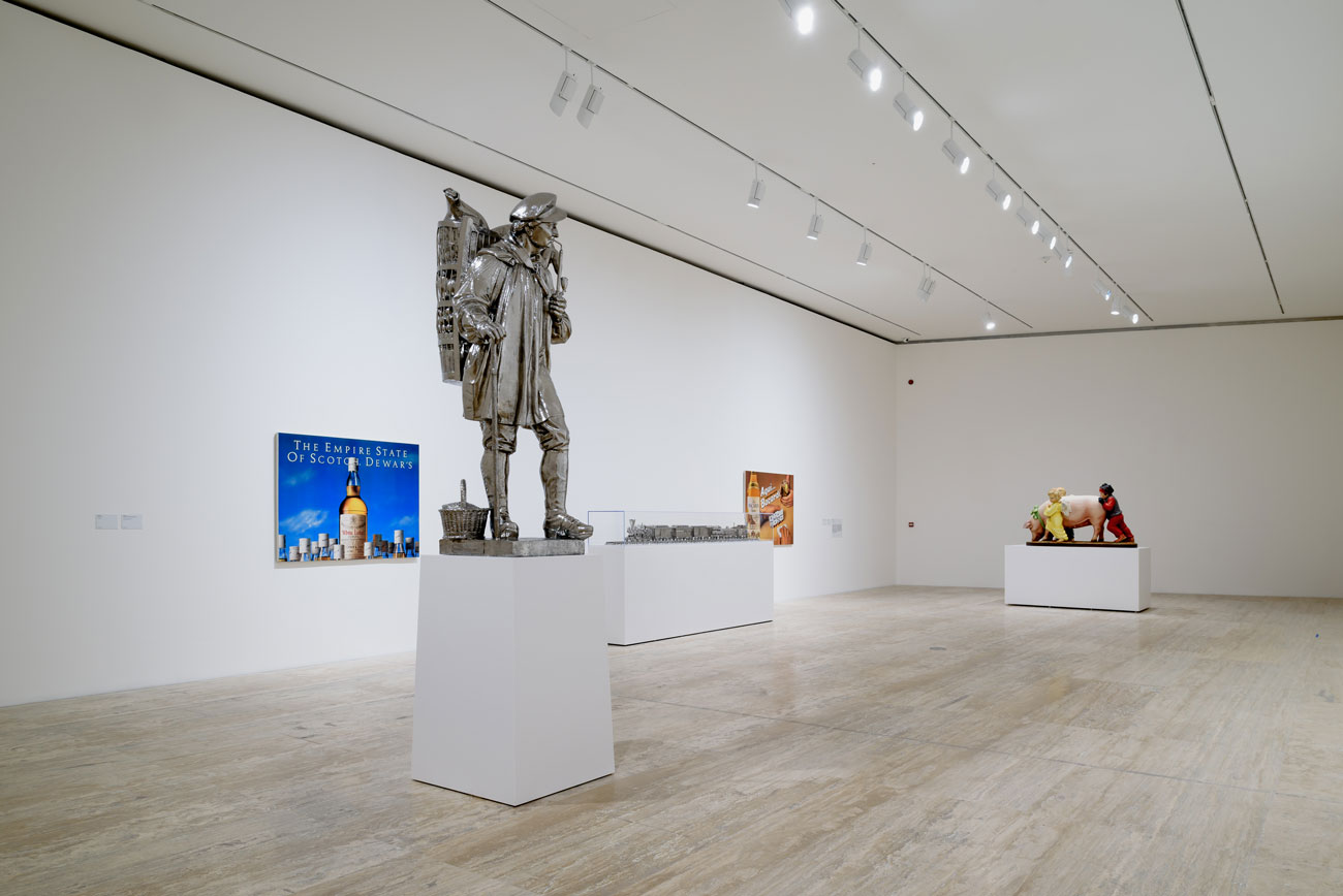 Esculturas modernas en museo. Massimiliano Gioni. 