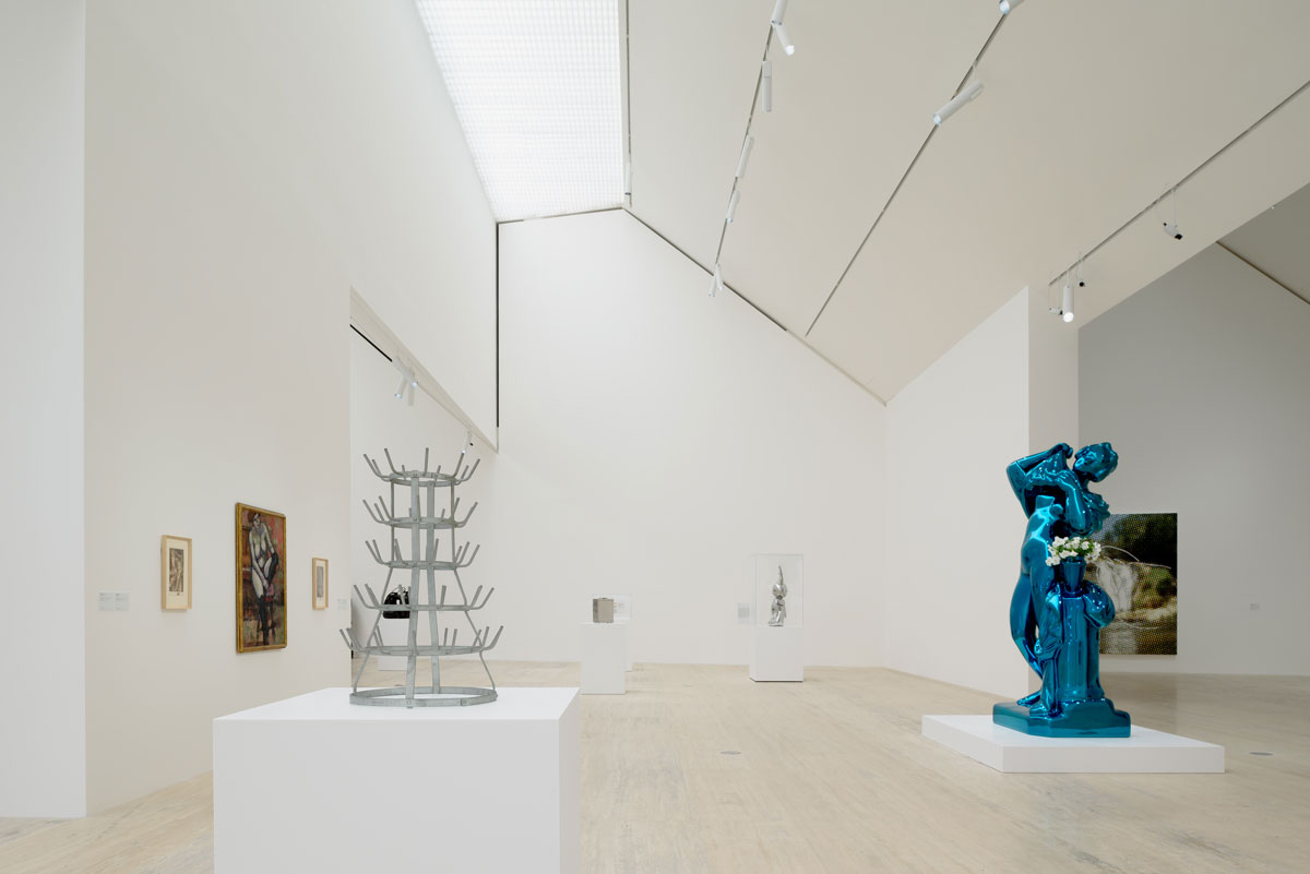 Esculturas modernas en museo. Massimiliano Gioni.
