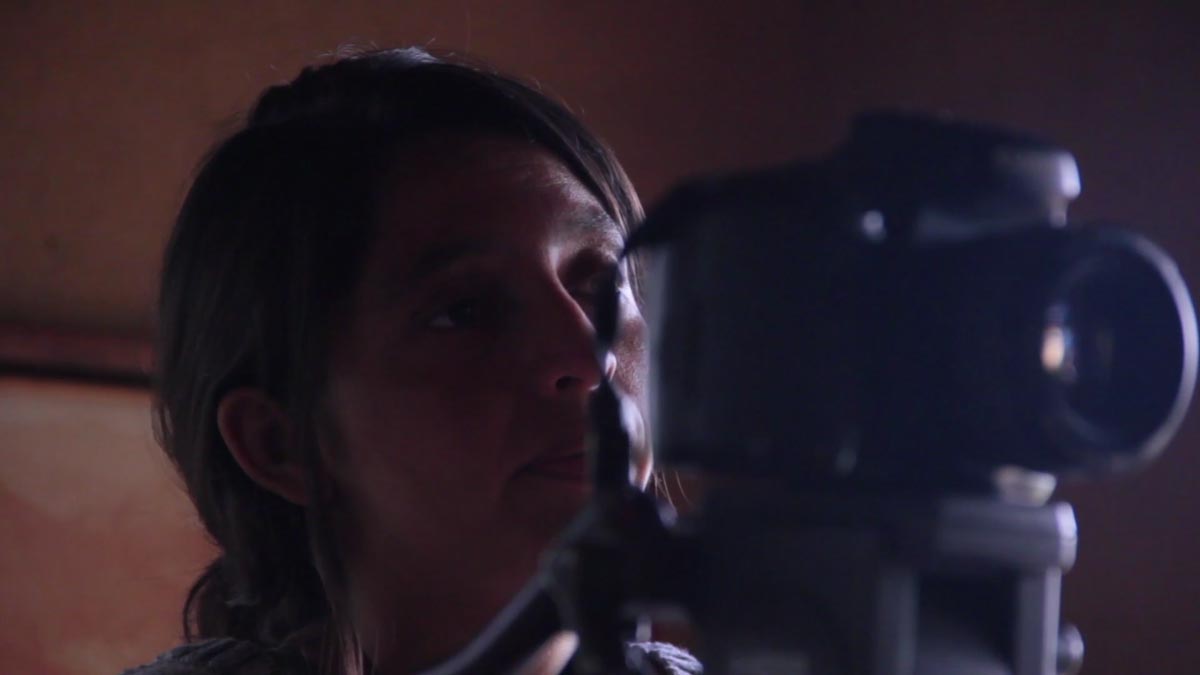 Directora frente a una cámara. Luna Marán documental.