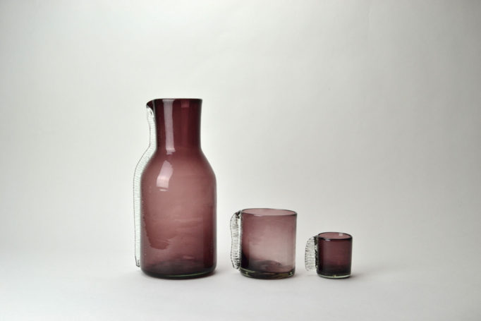 Jarra y vasos de vidrio diseño de Emma Boomkamp.