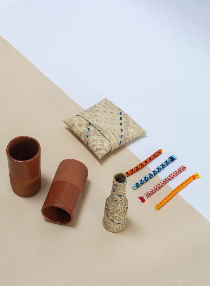 Diversos objetos de materiales artesanales. 