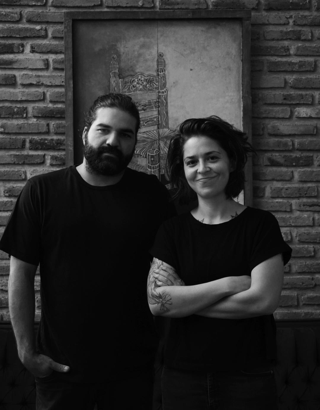 Diseñadores mexicanos. Retratos de dos diseñadores en blanco y negro.