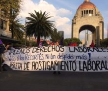 Precarización cultura 4T. Manifestantes en Monumento a la Revolución