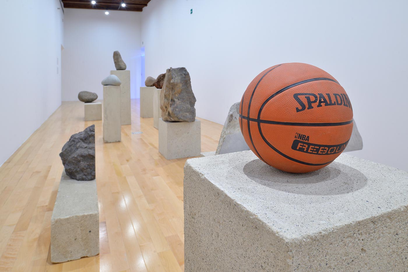 Jose Dávila Museo Amparo.Piedra y balón de basquetbol.