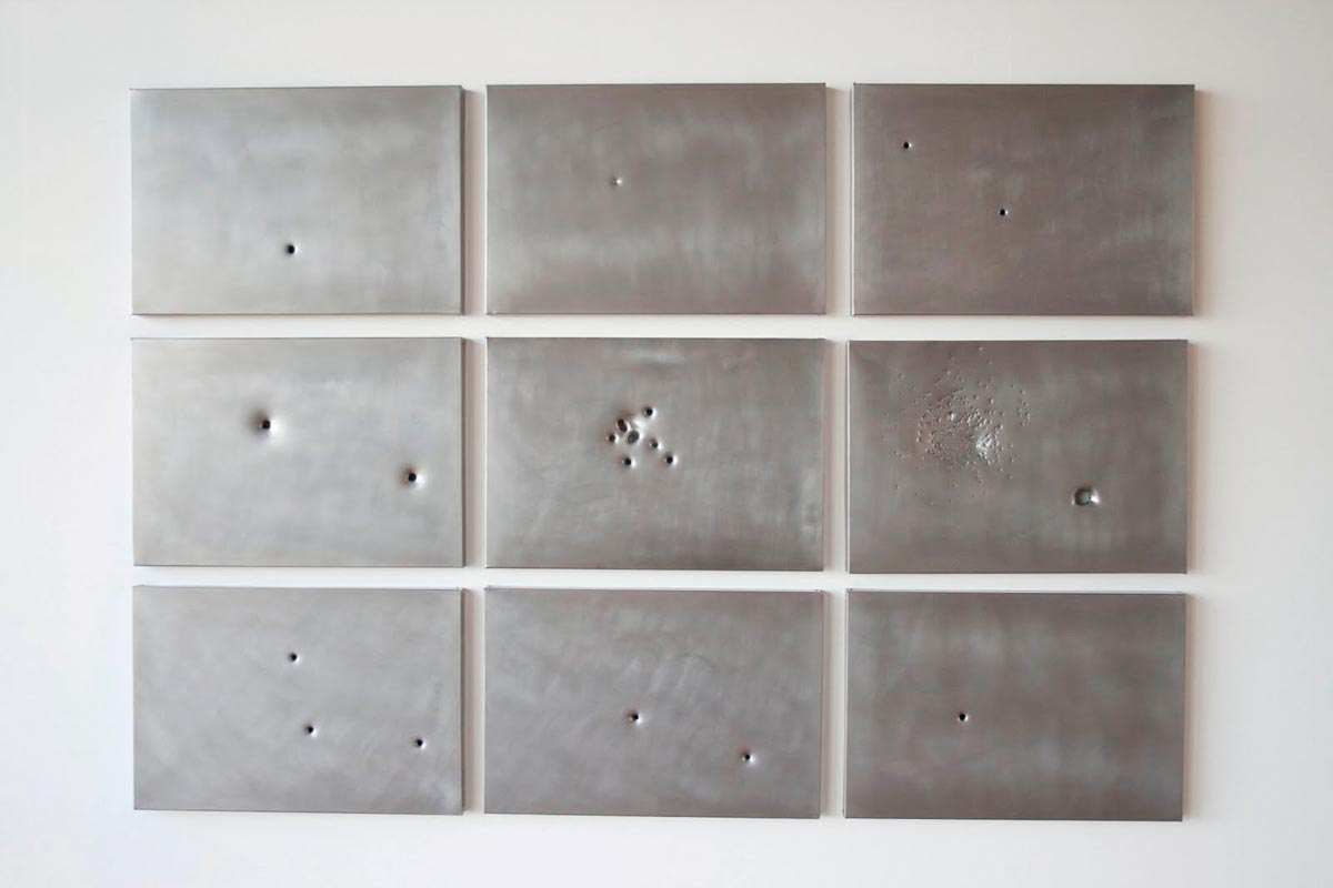 Bienal de Sao Paulo. Placas de metal con orificios.