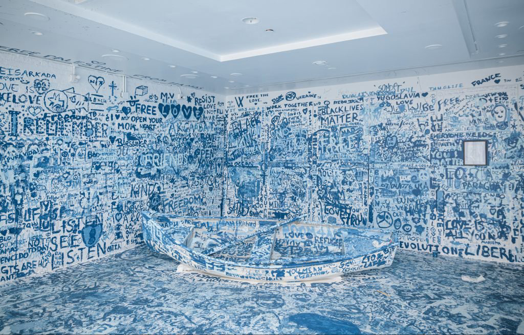 Yoko Ono obras. Barco pintado con mensajes azules. 